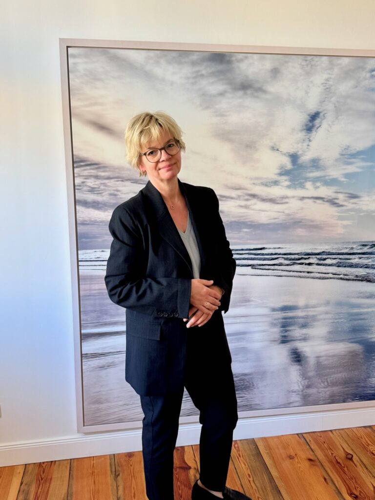 Outfitinspirationen-17.Wo 26-Übergangsoutfit-Transitional Garderobe-lifewithaglow-Slack Hose-Zigarettenhose mit Nadelstreifen-leichter Merinopullover in taubenblau-Loafer-Armbänder Pera Schmuckmanufaktur