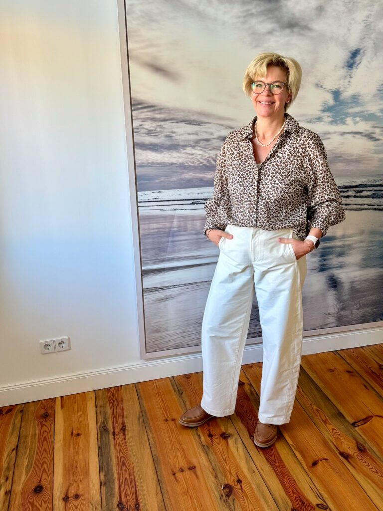 Outfitinspirationen-17.Wo 26-Übergangsoutfit-Transitional Garderobe-lifewithaglow-weite Hose Barrel Leg in offwhite-Bluse mit Blumenmuster in braun offwhite-Pullover braunLoafer-Armbänder Pera Schmuckmanufaktur