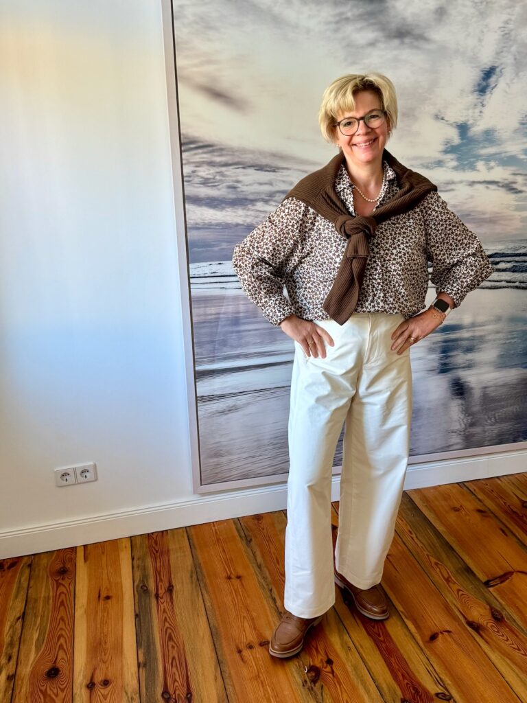 Outfitinspirationen-17.Wo 26-Übergangsoutfit-Transitional Garderobe-lifewithaglow-weite Hose Barrel Leg in offwhite-Bluse mit Blumenmuster in braun offwhite-Pullover braunLoafer-Armbänder Pera Schmuckmanufaktur