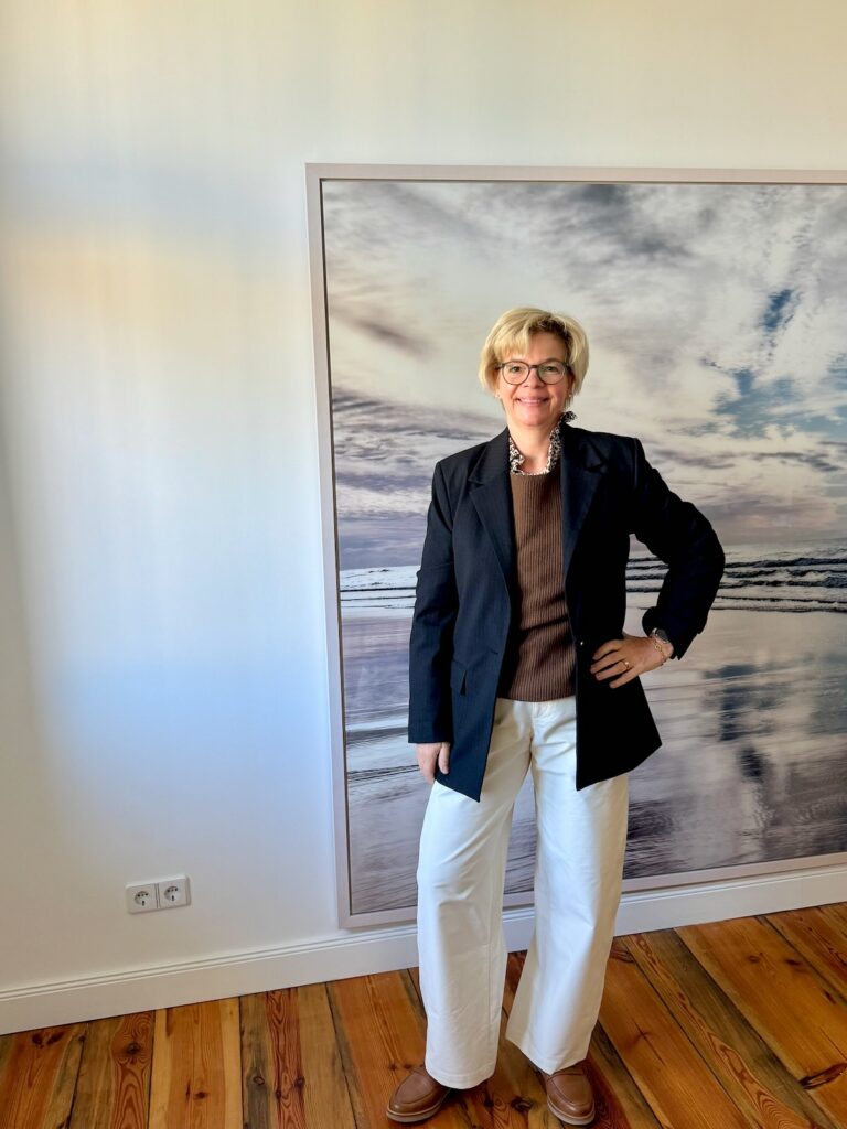 Outfitinspirationen-17.Wo 26-Übergangsoutfit-Transitional Garderobe-lifewithaglow-weite Hose Barrel Leg in offwhite-Bluse mit Blumenmuster in braun offwhite-Pullover braunLoafer-Armbänder Pera Schmuckmanufaktur