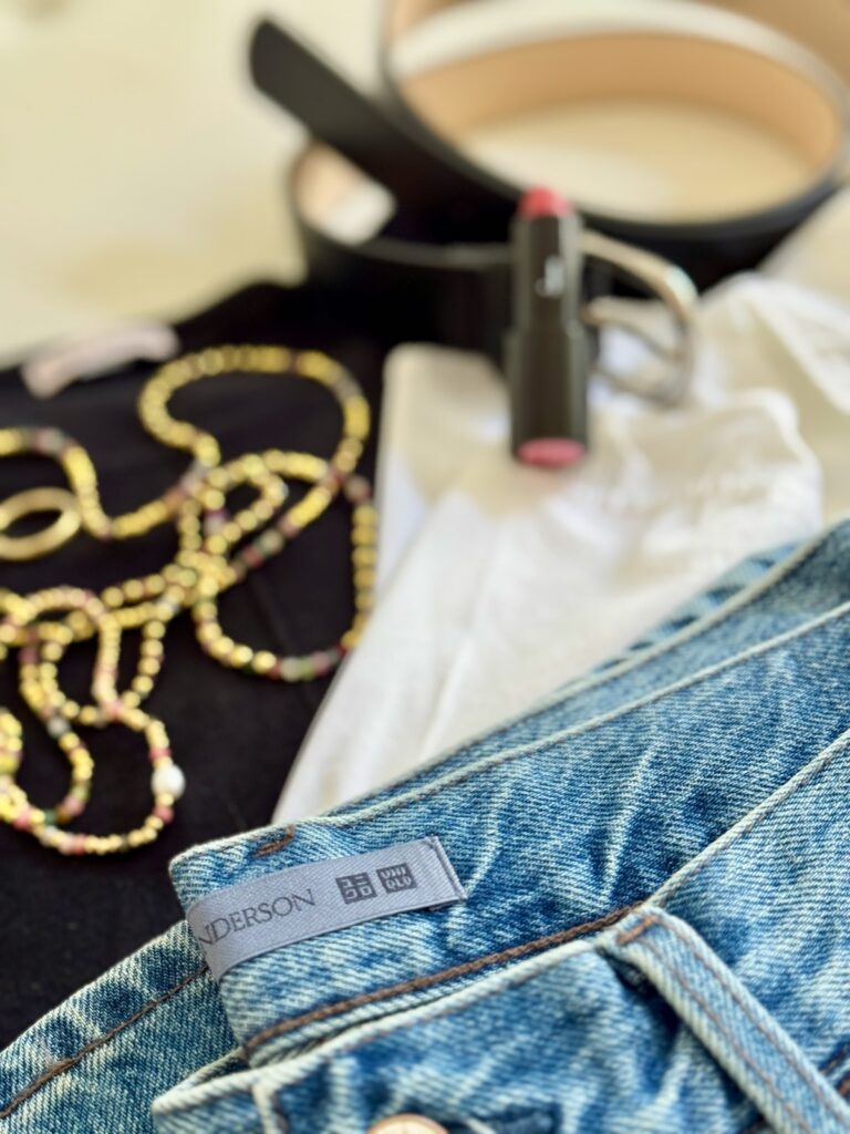 Outfitinspirationen-17.Wo 26-Übergangsoutfit-Transitional Garderobe-lifewithaglow-Jeans wide leg-weiße Bluse-schwarzer Pullover-Armbänder Pera Schmuckmanufaktur