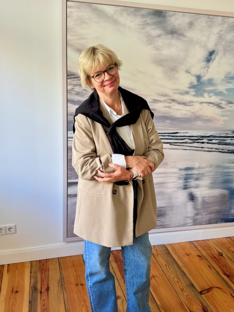 Outfitinspirationen-17.Wo 26-Übergangsoutfit-Transitional Garderobe-lifewithaglow-Jeans wide leg-weiße Bluse-schwarzer Pullover-Armbänder Pera Schmuckmanufaktur