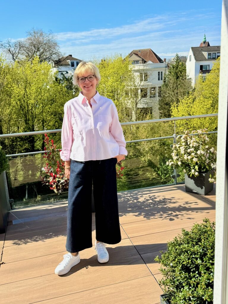 Outfitinspirationen 15/26-nass und Frühling-lifewithaglow-Jeans weit in dark denim-Bluse rosa weiß gestreift-Sneaker weiß-Armbänder Pera 