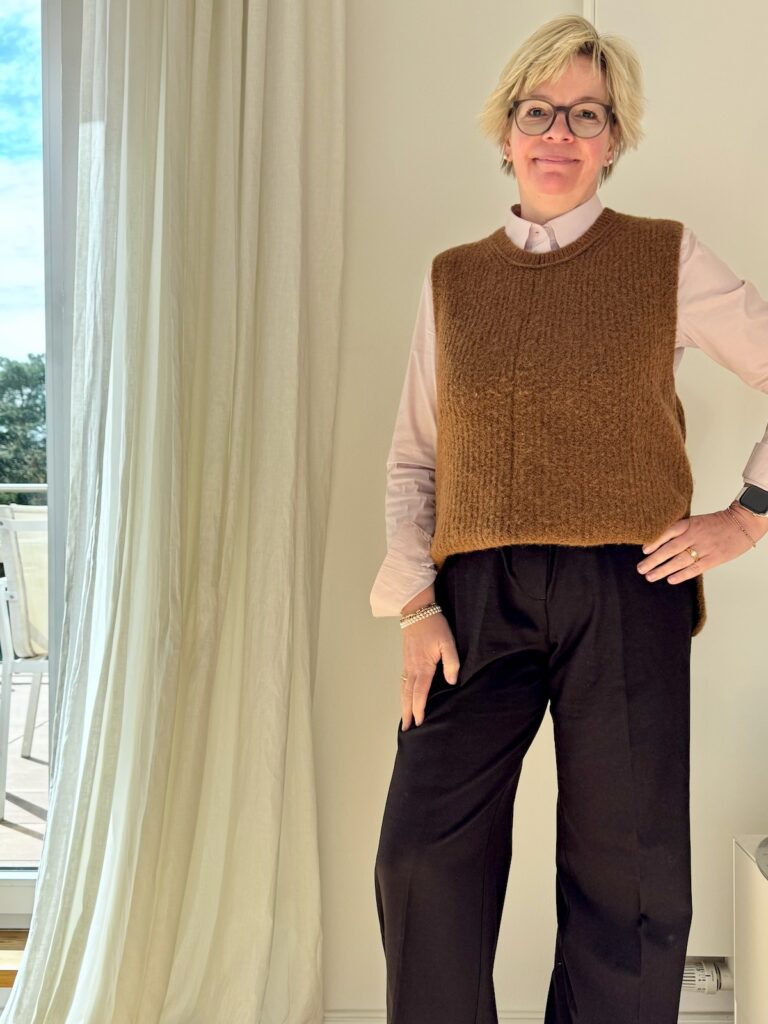 Outfitinspirationen 15/26-nass und Frühling-lifewithaglow-braune weite Hose-Bluse in rosé-Pullunder in Rost