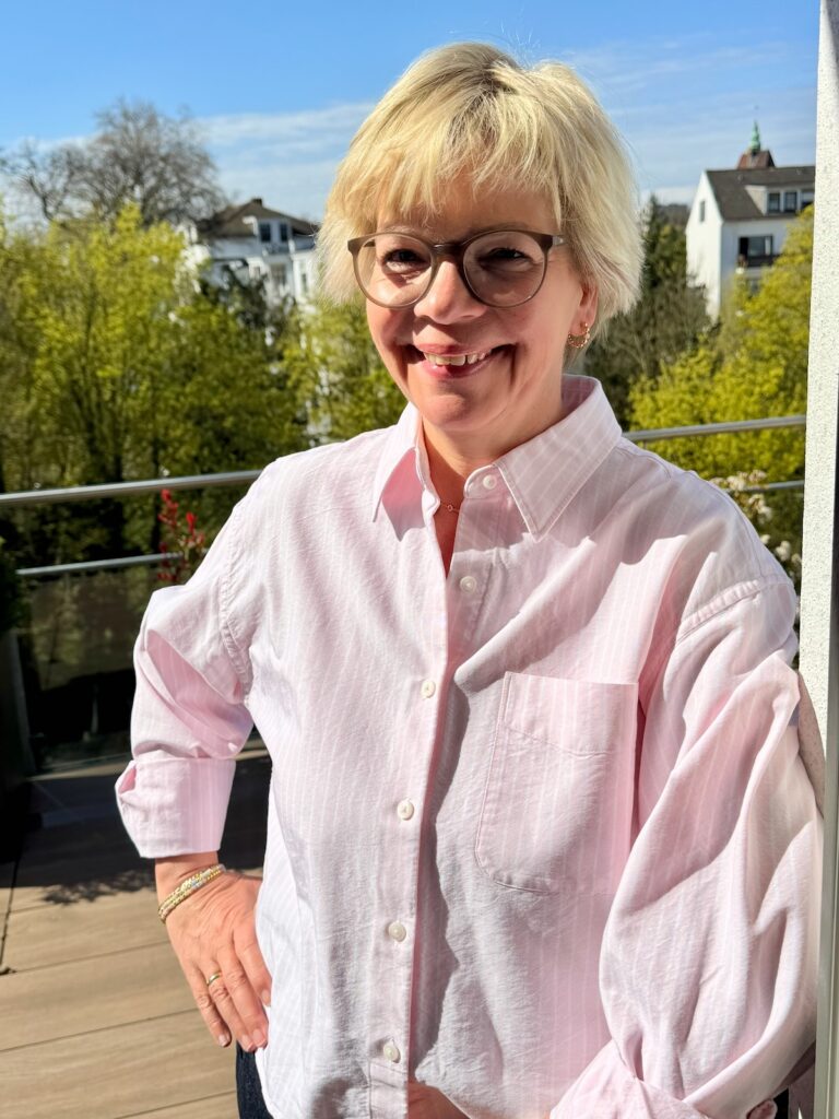 Outfitinspirationen 15/26-nass und Frühling-lifewithaglow-Jeans weit in dark denim-Bluse rosa weiß gestreift-Sneaker weiß-Armbänder Pera Schmuckmanufaktur