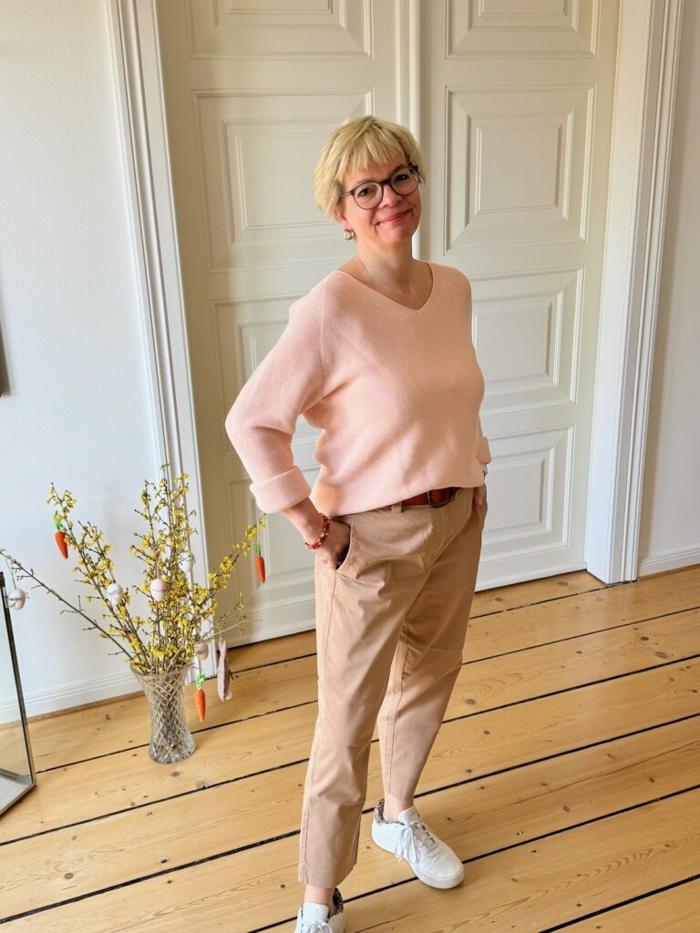Outfitinspirationen 15/26-nass und Frühling-lifewithaglow-Hose in camel-Sneaker mit <Leoprint-3d unit Pullover in apricot-dunkelblauer Trench