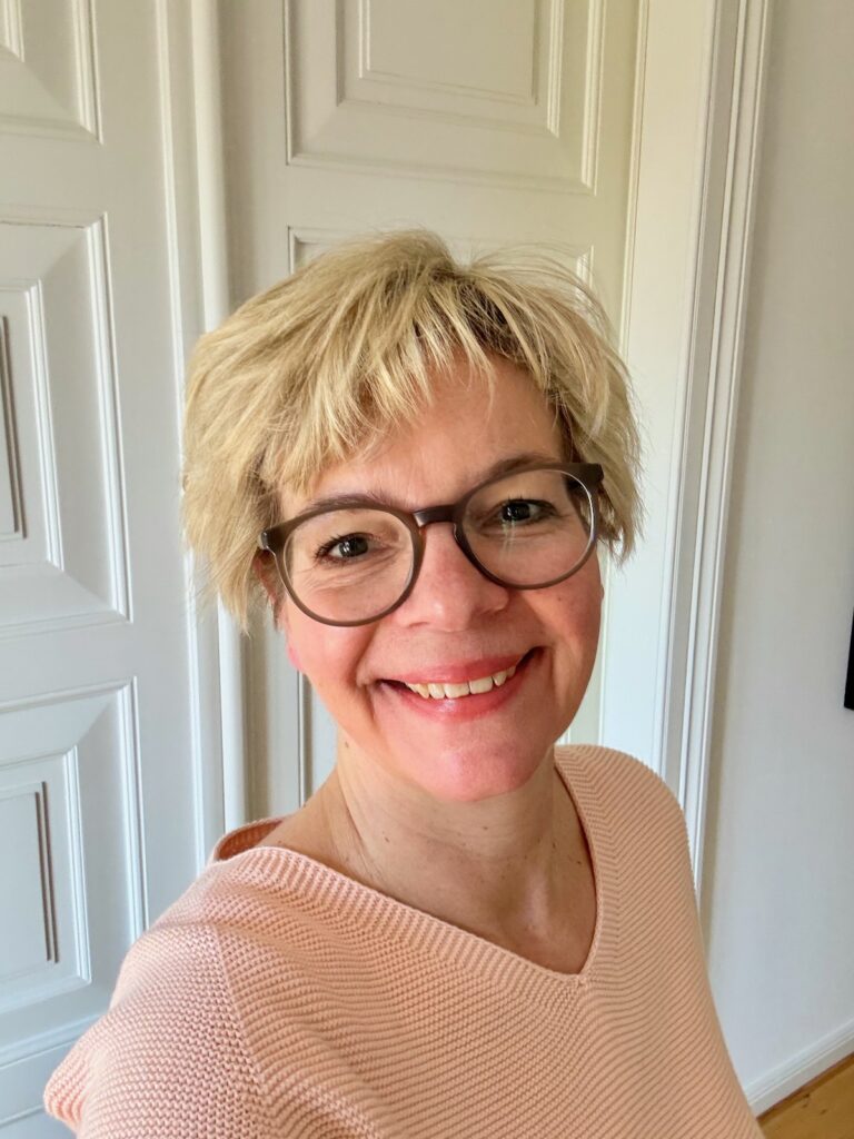 Outfitinspirationen 15/26-nass und Frühling-lifewithaglow-Hose in camel-Sneaker mit <Leoprint-3d unit Pullover in apricot-dunkelblauer Trench