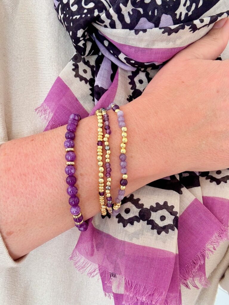 Outfitinspirationen 15/26-nass und Frühling-lifewithaglow-Feincordrock in Rost-Pulli in ecru-Halstuch Flieder ecru schwarz-Loafer braun-Armbänder Pera Schmuckmanufaktur