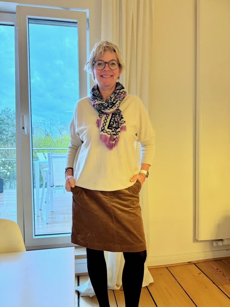 Outfitinspirationen 15/26-nass und Frühling-lifewithaglow-Feincordrock in Rost-Pulli in ecru-Halstuch Flieder ecru schwarz-Loafer braun-Armbänder Pera Schmuckmanufaktur