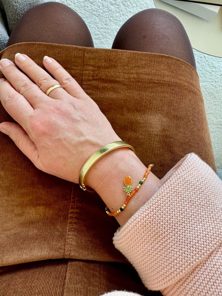Outfitinspirationen 15/26-nass und Frühling-lifewithaglow-Feincordrock in Rost-Pulli in apricot-Loafer braun-Armbänder Pera Schmuckmanufaktur