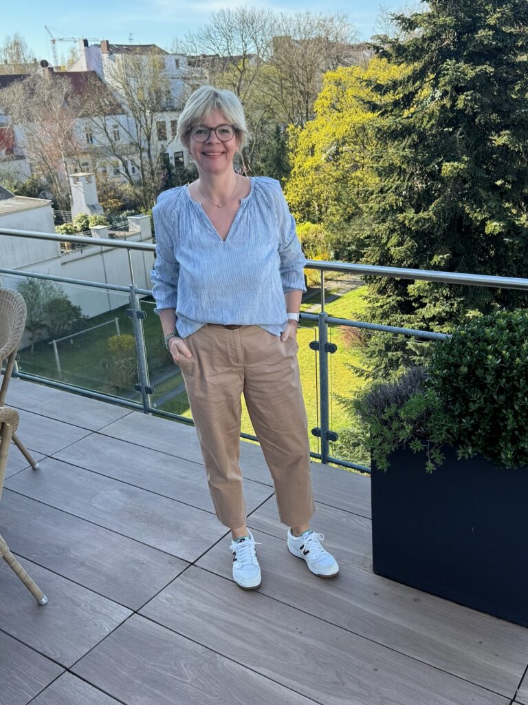 Outfitinspirationen 15/26-nass und Frühling-lifewithaglow-Hose in caramell-Bluse blau weiß gestreift Tunika-Sneaker-Armbänder Pera Schmuckmanufaktur