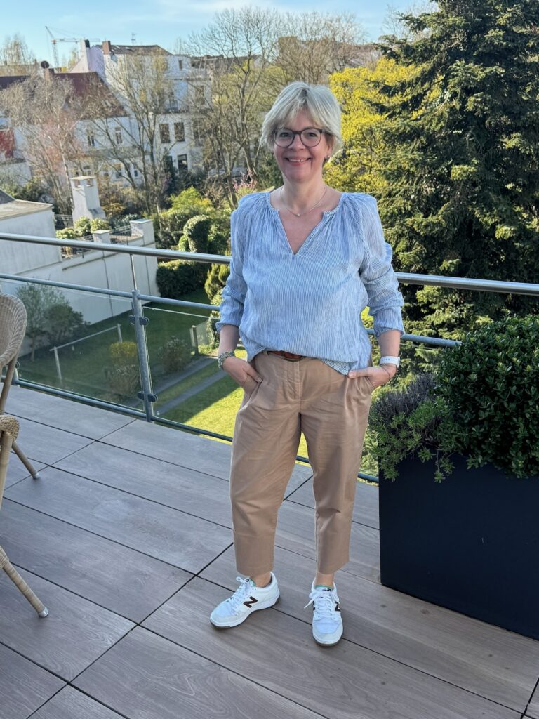 Outfitinspirationen 15/26-nass und Frühling-lifewithaglow-Hose in caramell-Bluse blau weiß gestreift Tunika-Sneaker-Armbänder Pera Schmuckmanufaktur