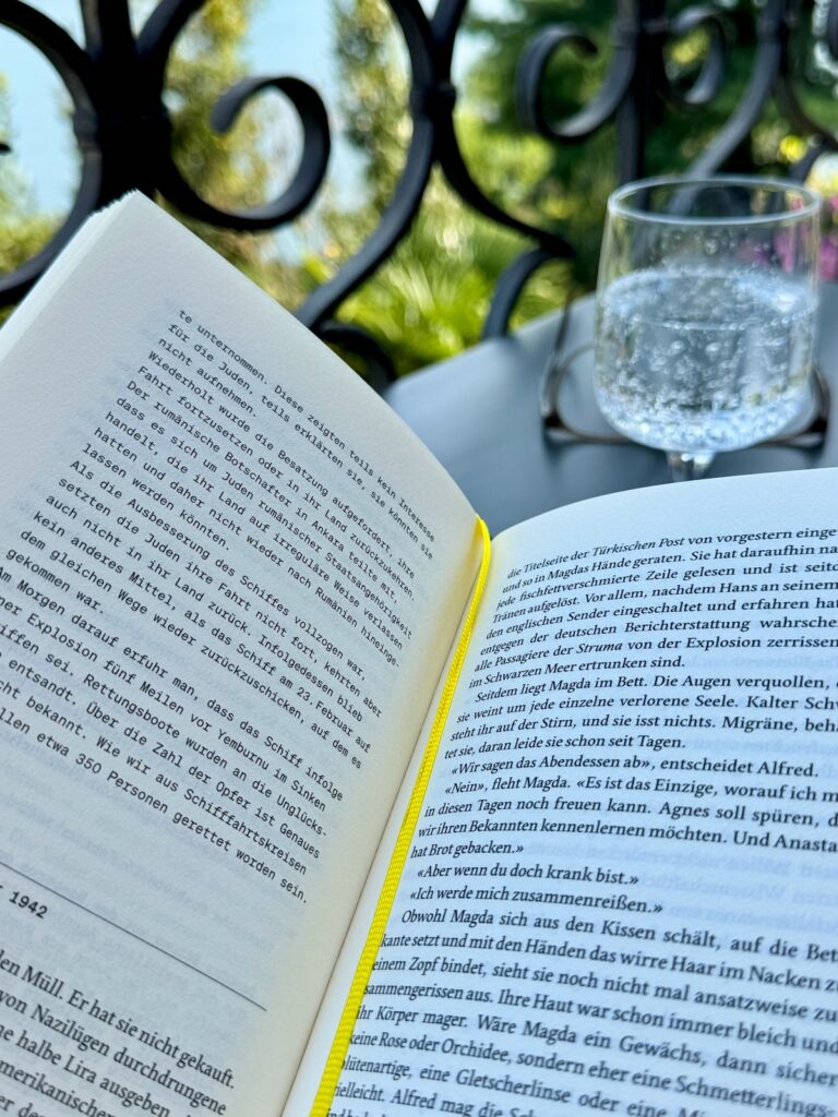 Seelenglück-Bremen und La Dolce Vita-lifewithaglow-Lesen auf dem Balkon