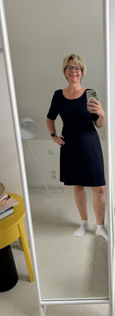 Outfits der 20. Wo 26-frischer Frühling-lifewithaglow-Kleid dunkelblau 