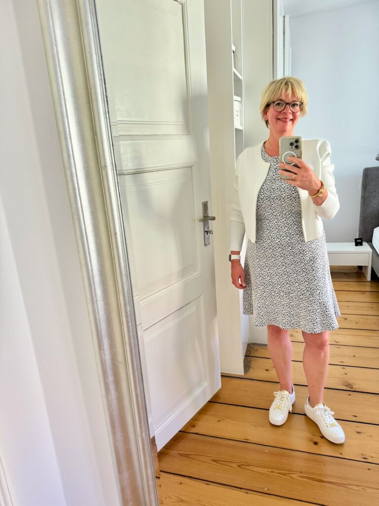 Outfitinspirationen 19. Woche 2026-von Sommer bis Herbstgefühl-lifewithaglow-Kleid mit Streublümchen-weiße kurze Strickjacke-Sneaker weiß Outfitinspirationen 19. Woche 2026-von Sommer bis Herbstgefühl-lifewithaglow-Kleid mit Streublümchen-weiße kurze Strickjacke-Sneaker weiß