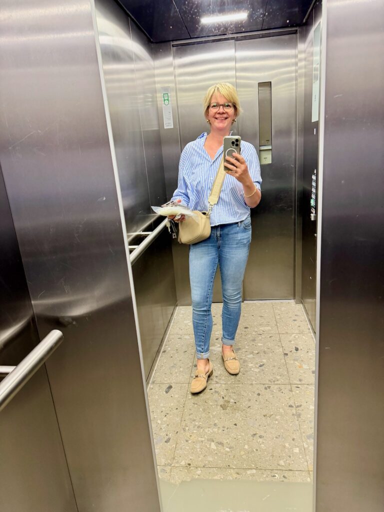 Outfitinspirationen 19. Woche 2026-von Sommer bis Herbstgefühl-lifewithaglow-Skinny Jeans-gestreifte Bluse hellblau-Loafer beige Outfitinspirationen 19. Woche 2026-von Sommer bis Herbstgefühl-lifewithaglow-Skinny Jeans-gestreifte Bluse hellblau-Loafer beige