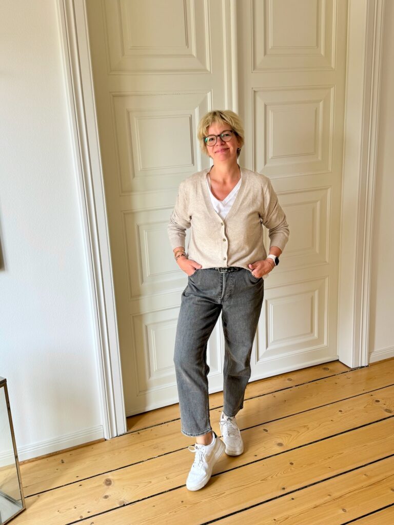 Outfitinspirationen 19. Woche 2026-von Sommer bis Herbstgefühl-lifewithaglow-graue Mom Jeans-weißes T-Shirt V-Ausschnitt-Blazer grau versitze-Sneaker weiß-Cardigan beige Outfitinspirationen 19. Woche 2026-von Sommer bis Herbstgefühl-lifewithaglow-graue Mom Jeans-weißes T-Shirt V-Ausschnitt-Blazer grau versitze-Sneaker weiß-Cardigan beige