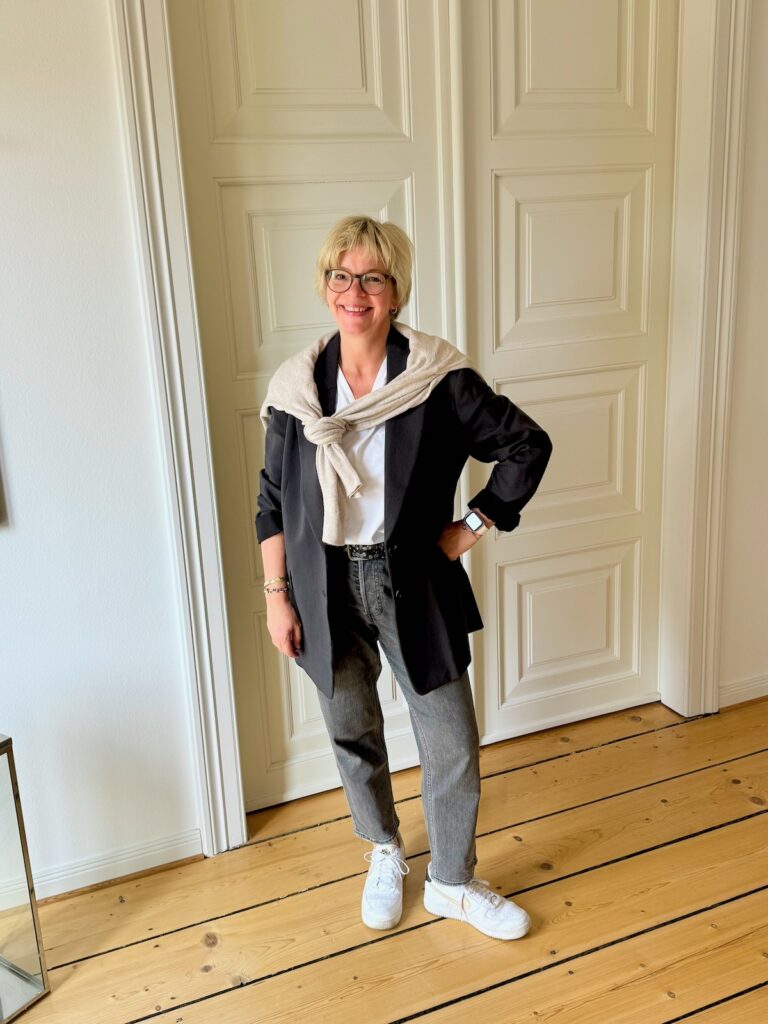 Outfitinspirationen 19. Woche 2026-von Sommer bis Herbstgefühl-lifewithaglow-graue Mom Jeans-weißes T-Shirt V-Ausschnitt-Blazer grau versitze-Sneaker weiß-Cardigan beige Outfitinspirationen 19. Woche 2026-von Sommer bis Herbstgefühl-lifewithaglow-graue Mom Jeans-weißes T-Shirt V-Ausschnitt-Blazer grau versitze-Sneaker weiß-Cardigan beige