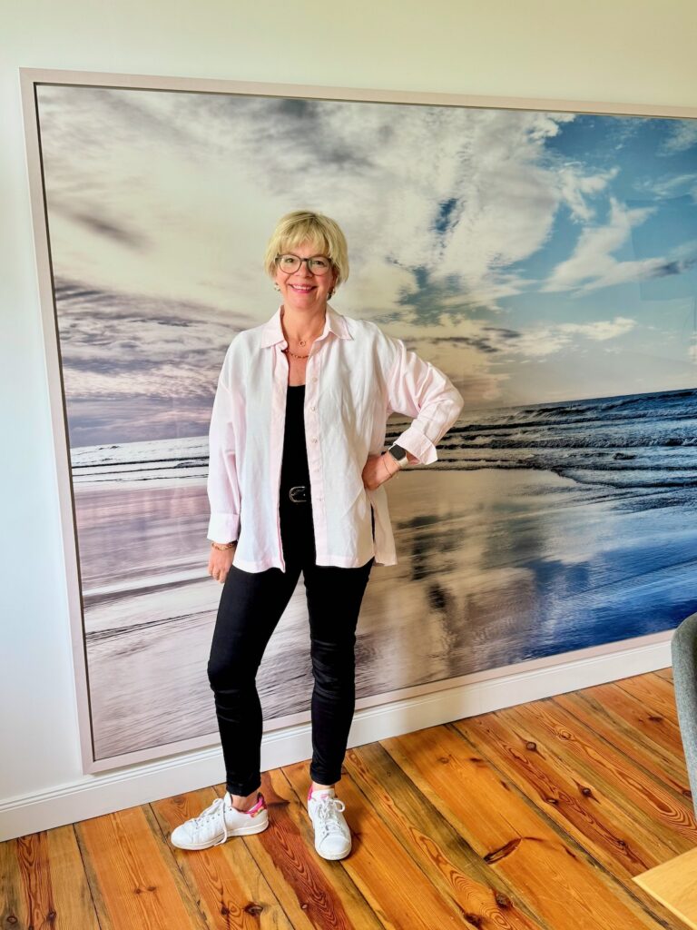 Outfitinspirationen 19. Woche 2026-von Sommer bis Herbstgefühl-lifewithaglow-Skinny schwarz-T-Shirt schwarz-Bluse rosa-speaker-Armbänder Pera Schmuckmanufaktur Outfitinspirationen 19. Woche 2026-von Sommer bis Herbstgefühl-lifewithaglow-Skinny schwarz-T-Shirt schwarz-Bluse rosa-speaker-Armbänder Pera Schmuckmanufaktur