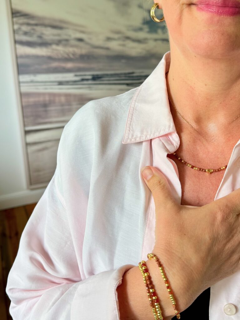 Outfitinspirationen 19. Woche 2026-von Sommer bis Herbstgefühl-lifewithaglow-Skinny schwarz-T-Shirt schwarz-Bluse rosa-speaker-Armbänder Pera Schmuckmanufaktur Outfitinspirationen 19. Woche 2026-von Sommer bis Herbstgefühl-lifewithaglow-Skinny schwarz-T-Shirt schwarz-Bluse rosa-speaker-Armbänder Pera Schmuckmanufaktur