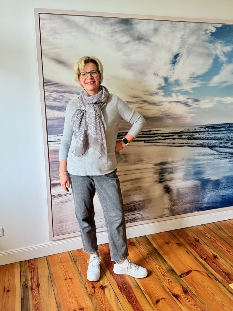 Outfitinspirationen 19. Woche 2026-von Sommer bis Herbstgefühl-lifewithaglow-Mom Jeans grau-Pullover grau mit Taschen-Tuch weiß grau-Regenjacke blau-speaker weiß-Armbänder Pera Schmuckmanufaktur Outfitinspirationen 19. Woche 2026-von Sommer bis Herbstgefühl-lifewithaglow-Mom Jeans grau-Pullover grau mit Taschen-Tuch weiß grau-Regenjacke blau-speaker weiß-Armbänder Pera Schmuckmanufaktur