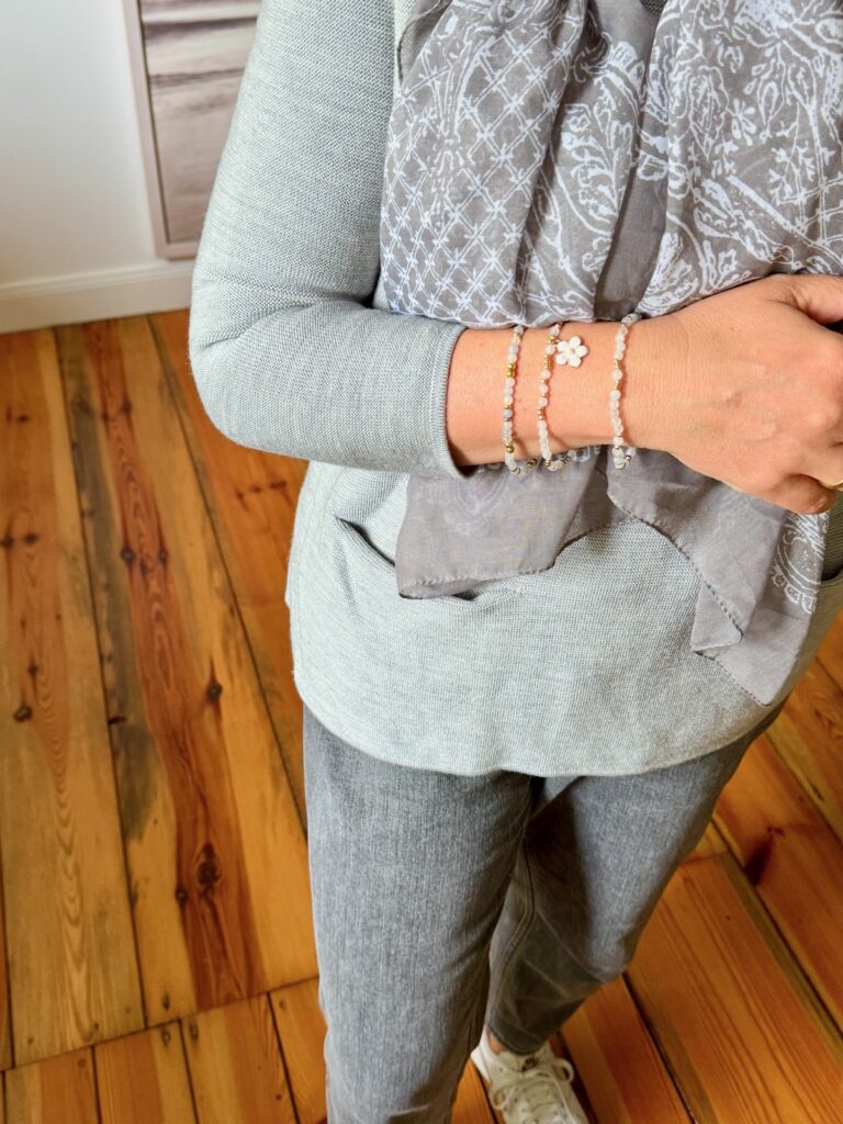 Outfitinspirationen 19. Woche 2026-von Sommer bis Herbstgefühl-lifewithaglow-Mom Jeans grau-Pullover grau mit Taschen-Tuch weiß grau-Regenjacke blau-speaker weiß-Armbänder Pera Schmuckmanufaktur Outfitinspirationen 19. Woche 2026-von Sommer bis Herbstgefühl-lifewithaglow-Mom Jeans grau-Pullover grau mit Taschen-Tuch weiß grau-Regenjacke blau-speaker weiß-Armbänder Pera Schmuckmanufaktur