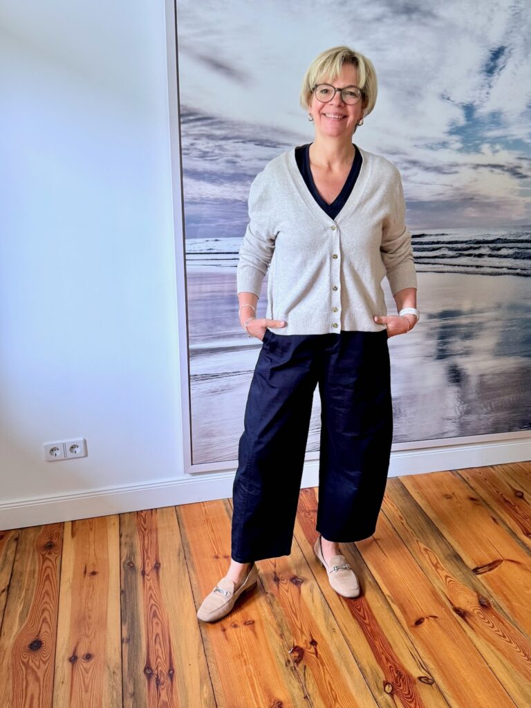 Outfitinspirationen 19. Woche 2026-von Sommer bis Herbstgefühl-lifewithaglow-Barrel leg Hose dunkelblau-T-Shirt V-Ausschnitt dunkelblau-Cardigan beige-Loafer beige Outfitinspirationen 19. Woche 2026-von Sommer bis Herbstgefühl-lifewithaglow-Barrel leg Hose dunkelblau-T-Shirt V-Ausschnitt dunkelblau-Cardigan beige-Loafer beige
