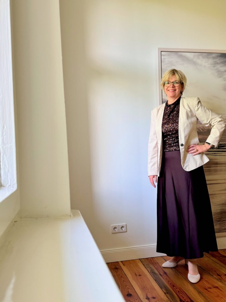 Outfitinspirationen 21. Wo 26-Frühling oder nicht?-lifewithaglow-Satinrock braun-Paillettentop braun-Blazer und Pumps beige