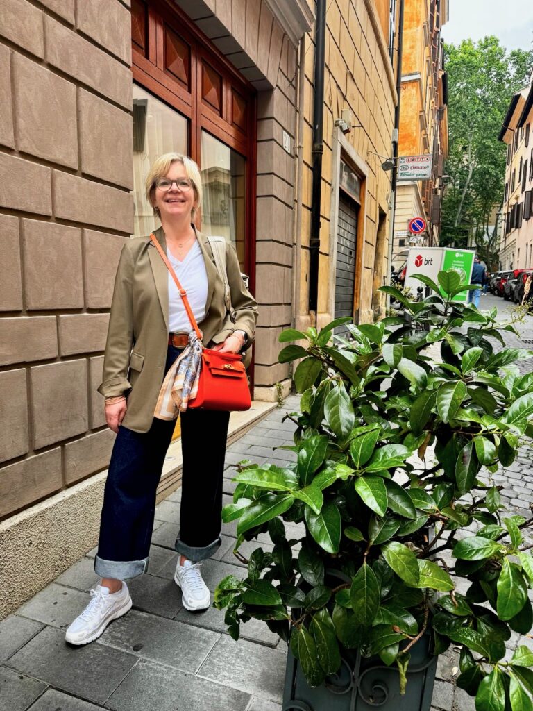 Outfitinspirationen 21. Woche 26-immer noch kein echter Frühling-lifewithaglow-weite dunkle Jeans-weißes T-Shirt-orangefarbene Tasche-weiße Sneaker
