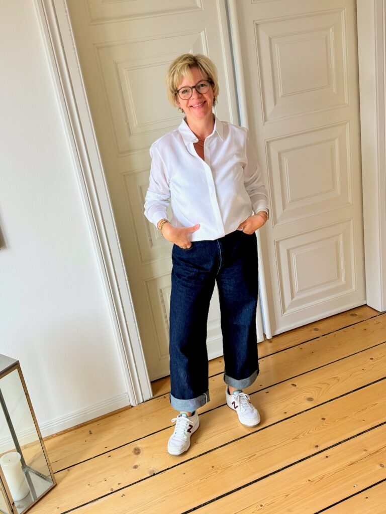 Outfitinspirationen 21. Woche 26-immer noch kein echter Frühling-weite Jeans dunkel-Trenchcoat beige-Tasche orange-weiße Bluse-Pullover Gunmetal- Sneaker-lifewithaglow