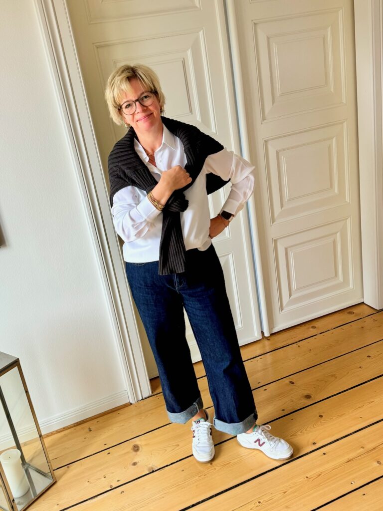 Outfitinspirationen 21. Woche 26-immer noch kein echter Frühling-weite Jeans dunkel-Trenchcoat beige-Tasche orange-weiße Bluse-Pullover Gunmetal- Sneaker-lifewithaglow