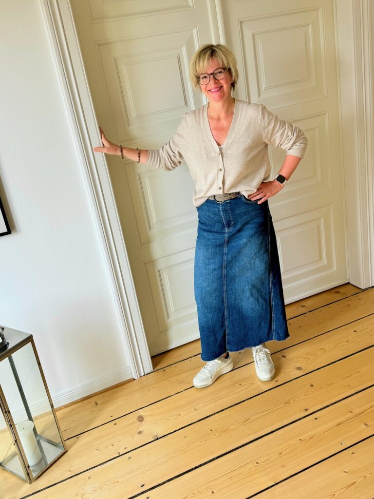 Outfitinspirationen 21. Woche 26-immer noch kein echter Frühling-lifewithaglow-Jeansrock maxi dunkles Deine-Cardigan und Sneaker beige-Armbänder Pera Schmuckmanufaktur