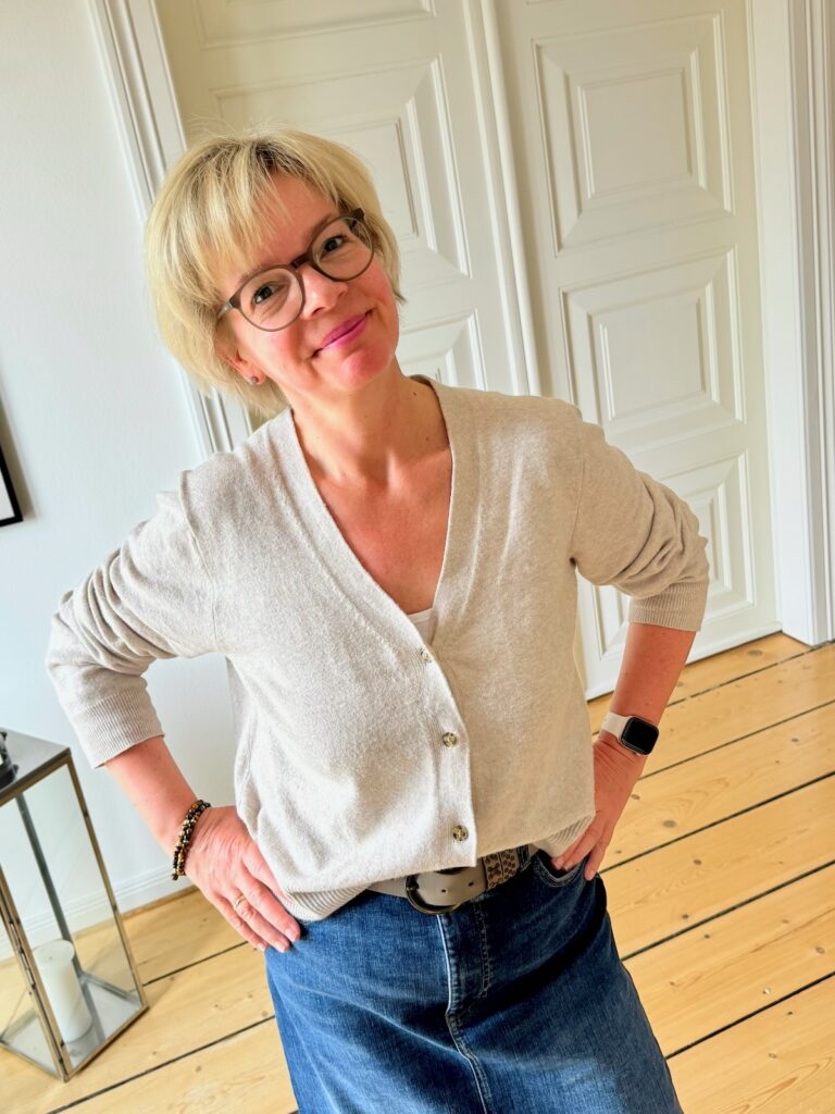 Outfitinspirationen 21. Woche 26-immer noch kein echter Frühling-lifewithaglow-Jeansrock maxi dunkles Deine-Cardigan beige-speaker beige-Armbänder Pera Schmuckmanufaktur