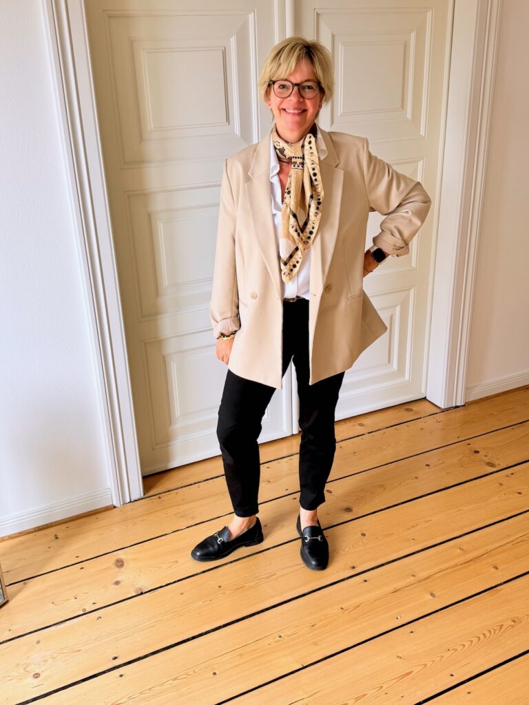 Outfitinspirationen 21. Woche 26-immer noch kein echter Frühling-lifewithaglow-schwarze Chino-weiße Bluse-Tuch in beige schwarz ecru-Blazer beige-schwarze Loafer