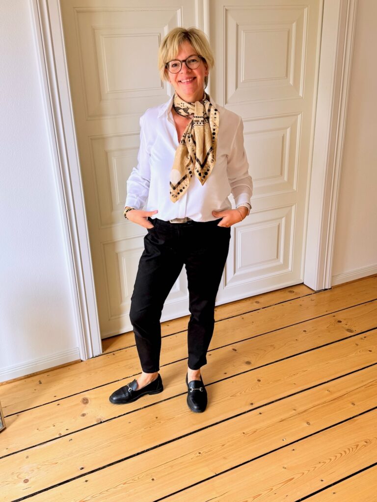 Outfitinspirationen 21. Woche 26-immer noch kein echter Frühling-lifewithaglow-schwarze Chino-weiße Bluse-Tuch in beige schwarz ecru-Blazer beige-schwarze Loafer