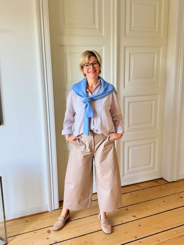 Outfitinspirationen 21. Woche 26-immer noch kein echter Frühling-lifewithaglow-weite beige Hose-Bluse beige weiß gestreift-Pullover blau-Loafer beige