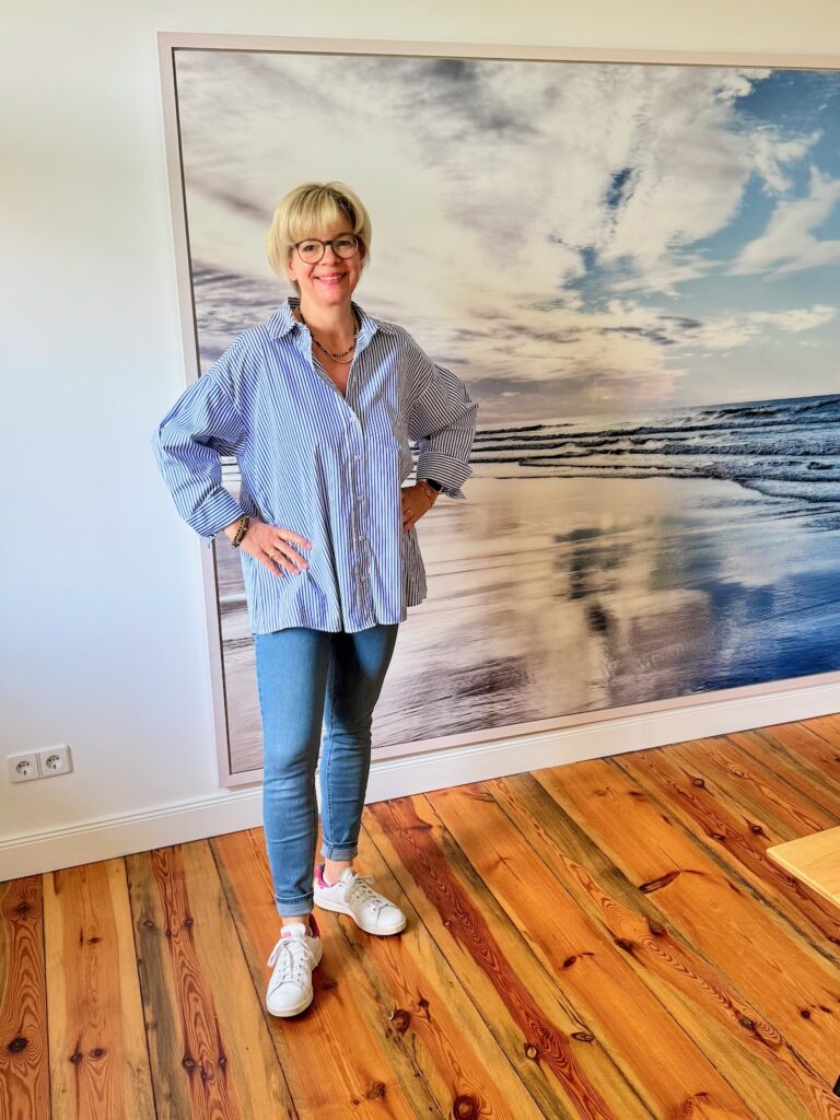 Outfitinspirationen 21. Wo 26-Frühling oder nicht?-lifewithaglow-Skinny Jeans-weites gestreiftes Hemd-Sneaker
