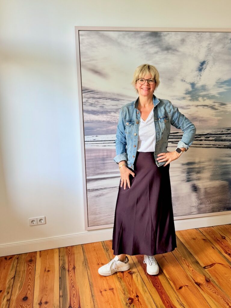 Outfitinspirationen 21. Wo 26-Frühling oder nicht?-lifewithaglow-Satinrock-weißes T-Shirt-Leo Sneaker