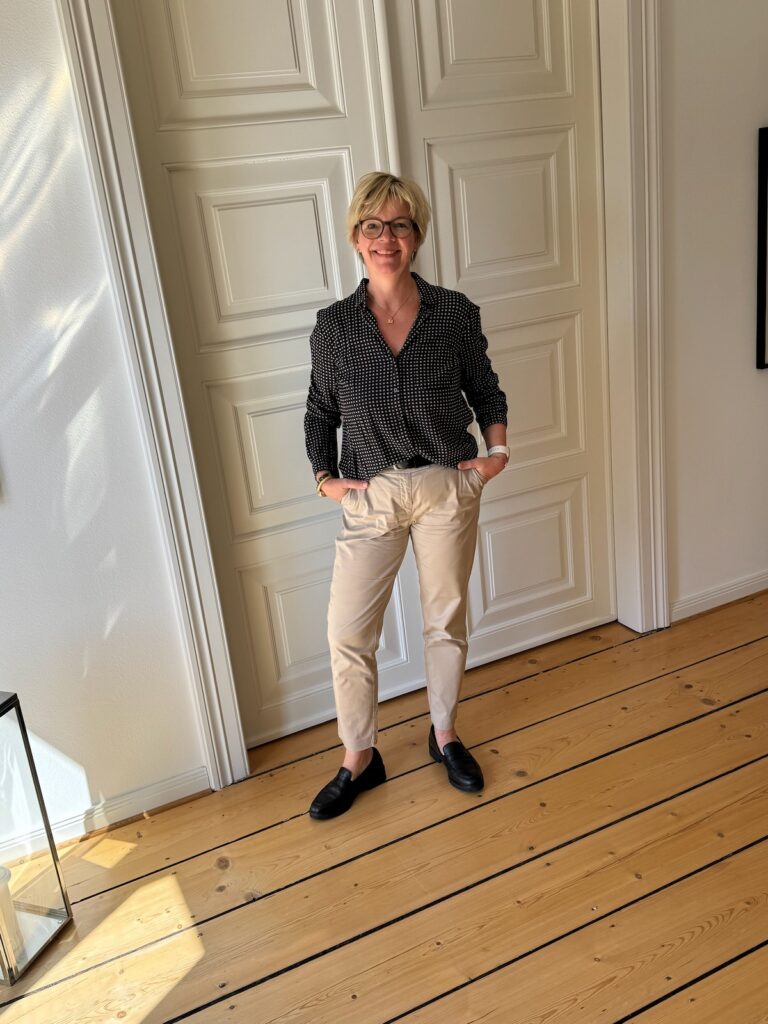 Outfitinspirationen 18/26-savoir vivre und Paris und Bremen-lifewithaglow-Chino Torne beige-Bluse schwarz klein gemustert-Loafer schwarz