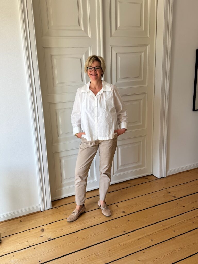 Outfitinspirationen 18/26-savoir vivre und Paris und Bremen-lifewithaglow-Chino Torne beige-Box Bluse weiß-Glencheck Blazer-Loafer Süde beige