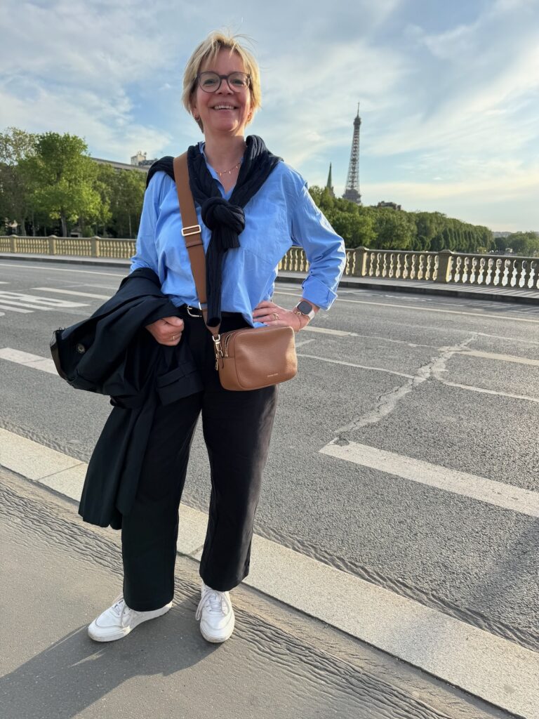 Outfitinspirationen 18/26-savoir vivre und Paris und Bremen-lifewithaglow-Hose weit dunkelblau-Bluse mittelblau-speaker_Trenchcoat dunkelblau-Pullover Kableknit 