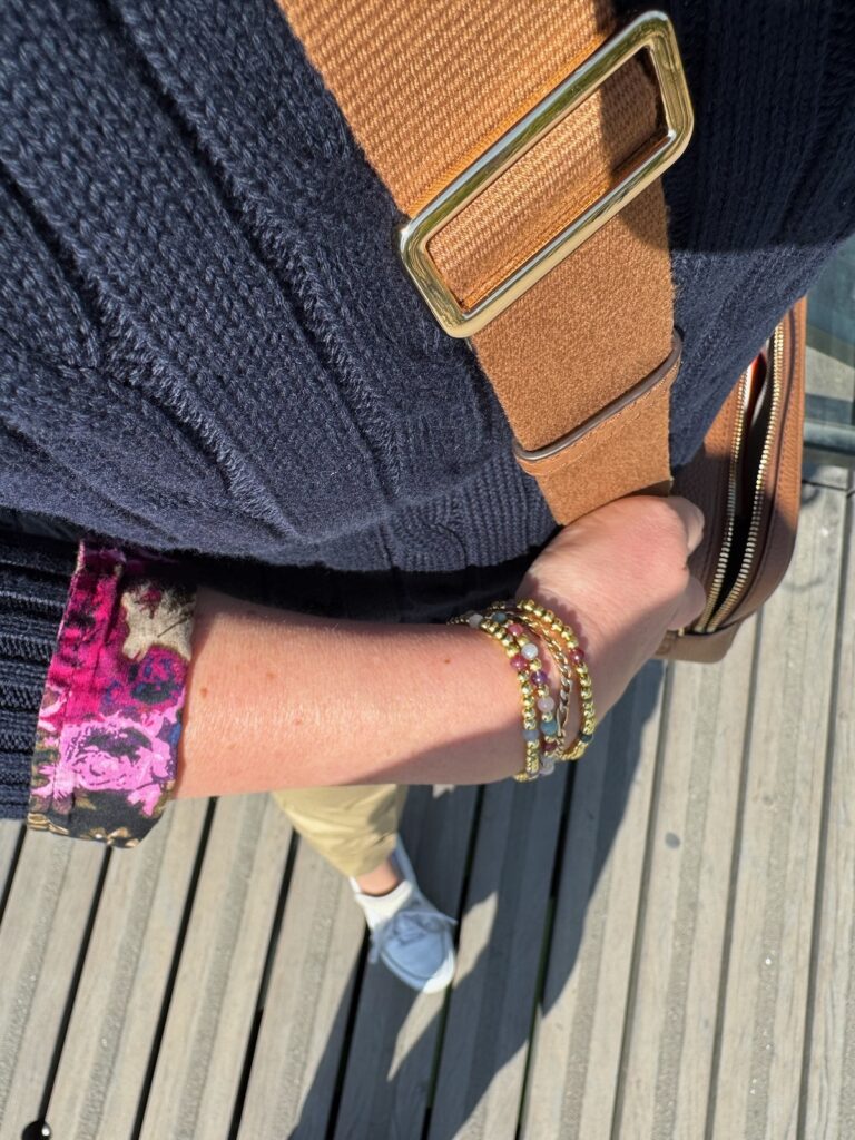 Outfitinspirationen 18/26-savoir vivre und Paris und Bremen-lifewithaglow-Hose weit beige-Bluse dunkelblau Blumen-Sneaker weiß-dunkelblau-Pullover Kableknit 