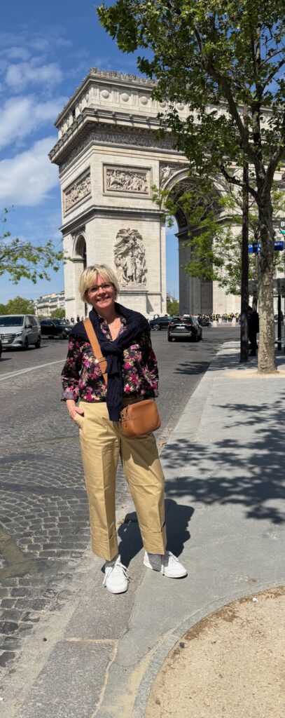 Outfitinspirationen 18/26-savoir vivre und Paris und Bremen-lifewithaglow-Hose weit beige-Bluse dunkelblau Blumen-Sneaker weiß-dunkelblau-Pullover Kableknit 
