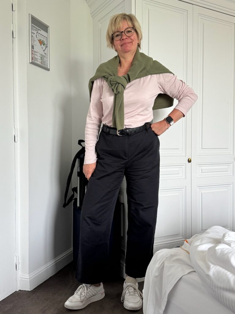 Outfitinspirationen 18/26-savoir vivre und Paris und Bremen-lifewithaglow-Hose weit dunkelblau-Longsleeve rosa-Sneaker weiß-Pullover oliv 