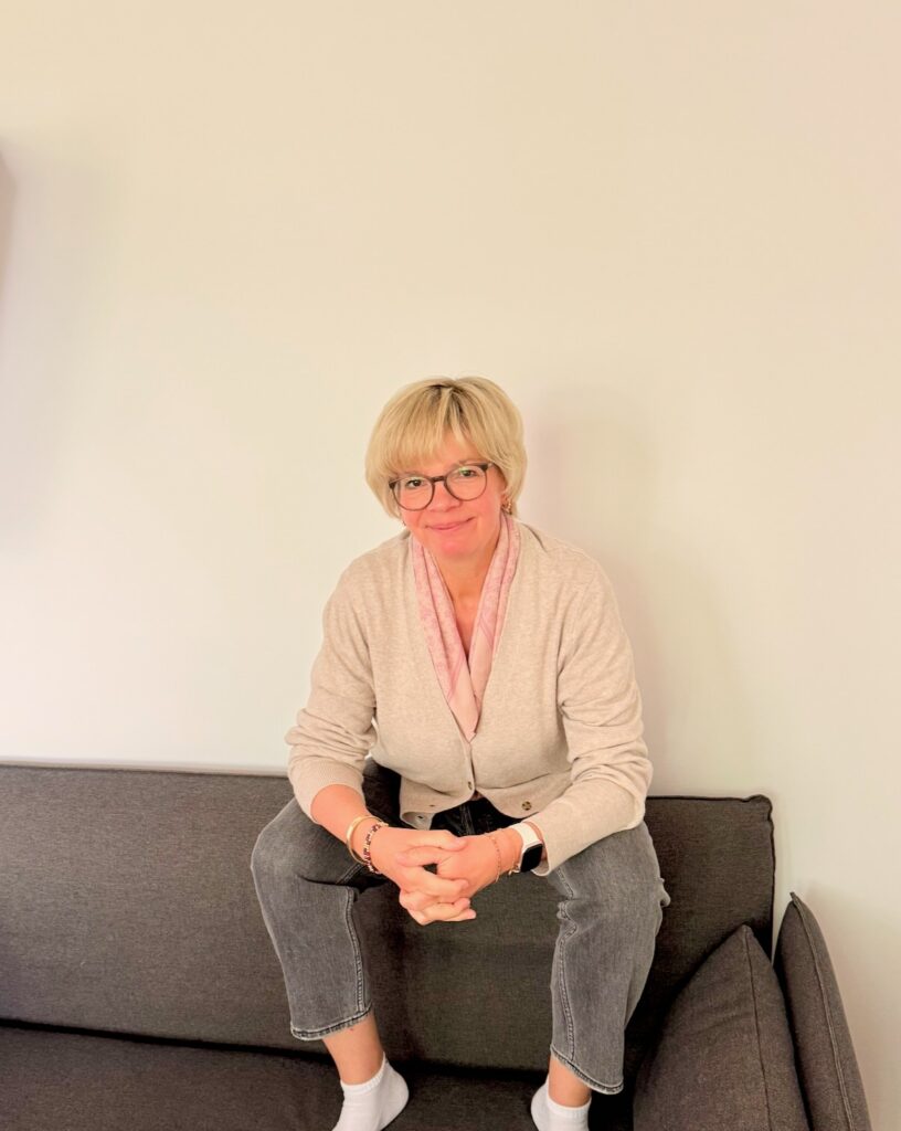 Outfits der 20. Wo 26-frischer Frühling-lifewithaglow-graue Momente Jeans-beiger Cardigan