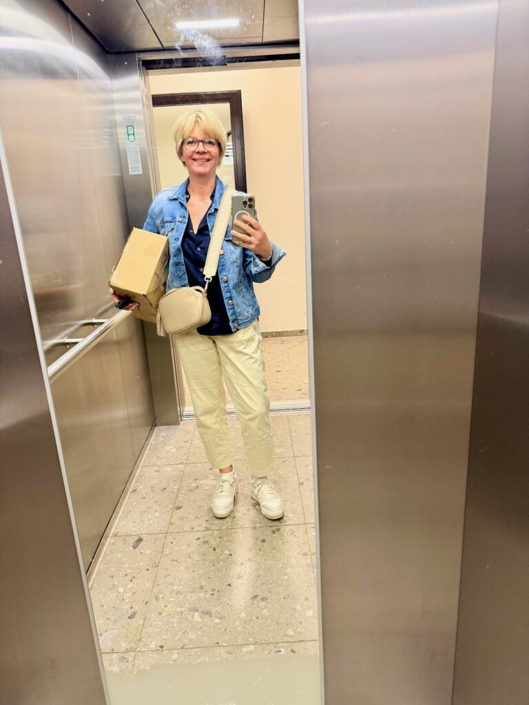 Outfits der 20. Wo 26-frischer Frühling-lifewithaglow-Chino Vanille-Bluse dunkelblau-Jeansjacke