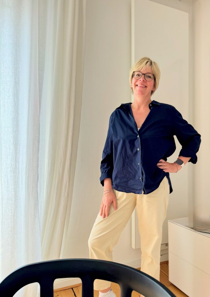 Outfits der 20. Wo 26-frischer Frühling-lifewithaglow-Chino Vanille-Bluse dunkelblau-Jeansjacke