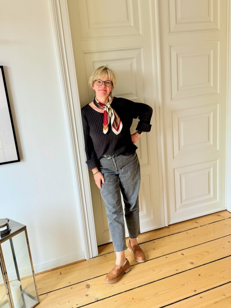Outfits der 20. Wo 26-frischer Frühling-lifewithaglow-Mom Jeans-beige Loafer-Ripppulli-Seidentuch