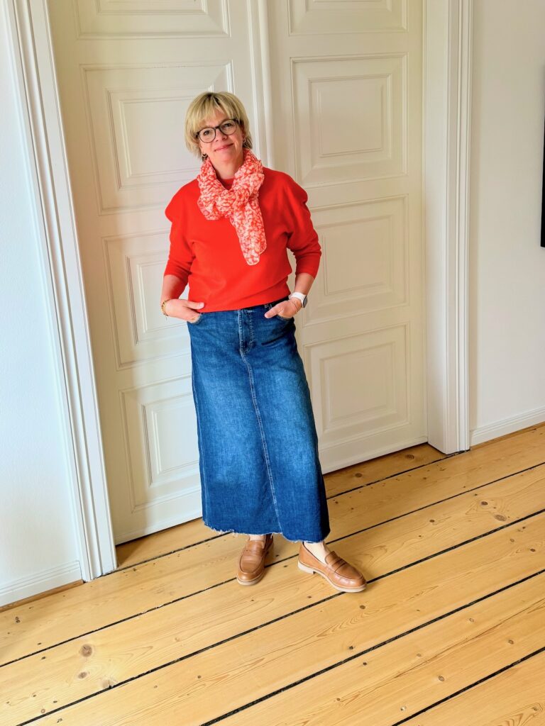 Outfits der 20. Wo 26-frischer Frühling-lifewithaglow-Jeansrock lang-Pullover Merino Orange-Loafer beige_Armbänder Pera Schmuckmanufaktur