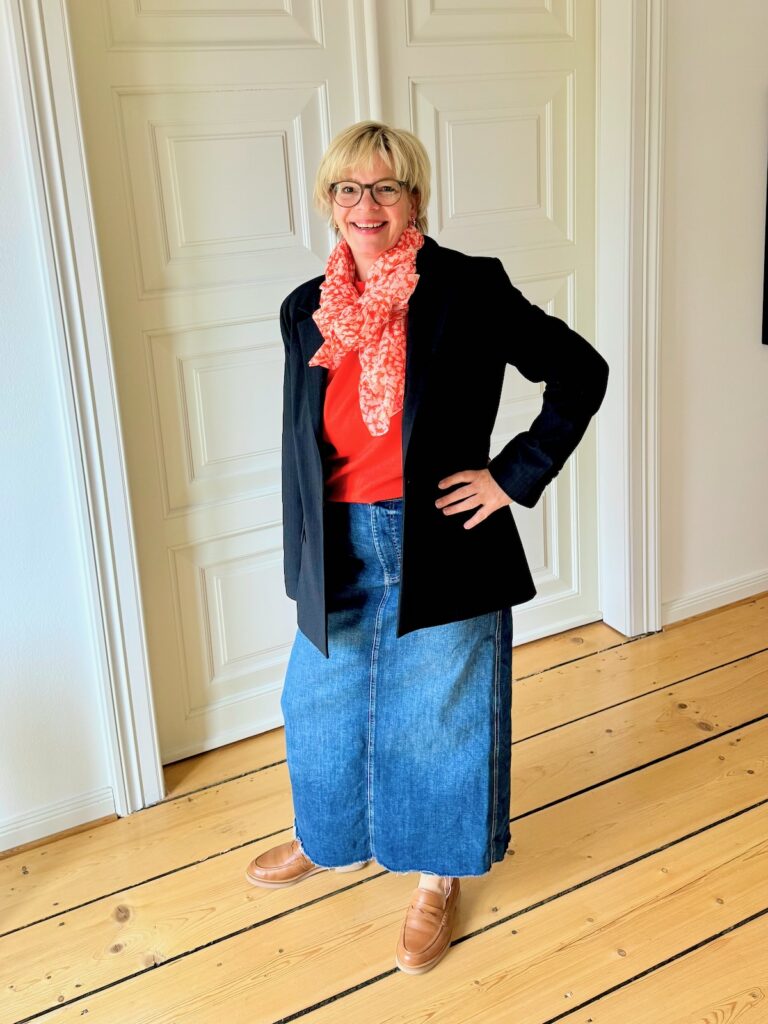 Outfits der 20. Wo 26-frischer Frühling-lifewithaglow-Jeansrock lang-Pullover Merino Orange-Loafer beige_Armbänder Pera Schmuckmanufaktur
